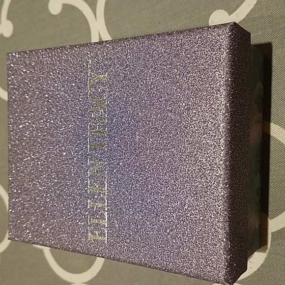 NIB. Ellen Tracy 3-Piece Pendant & Earrings Boxed Set - Picture 3 of 3